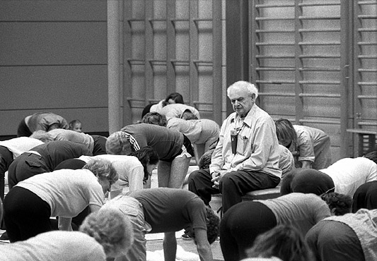 практичный Моше Фельденкрайз на сеансе