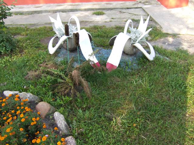 Современное искусство - лебеди из покрышек